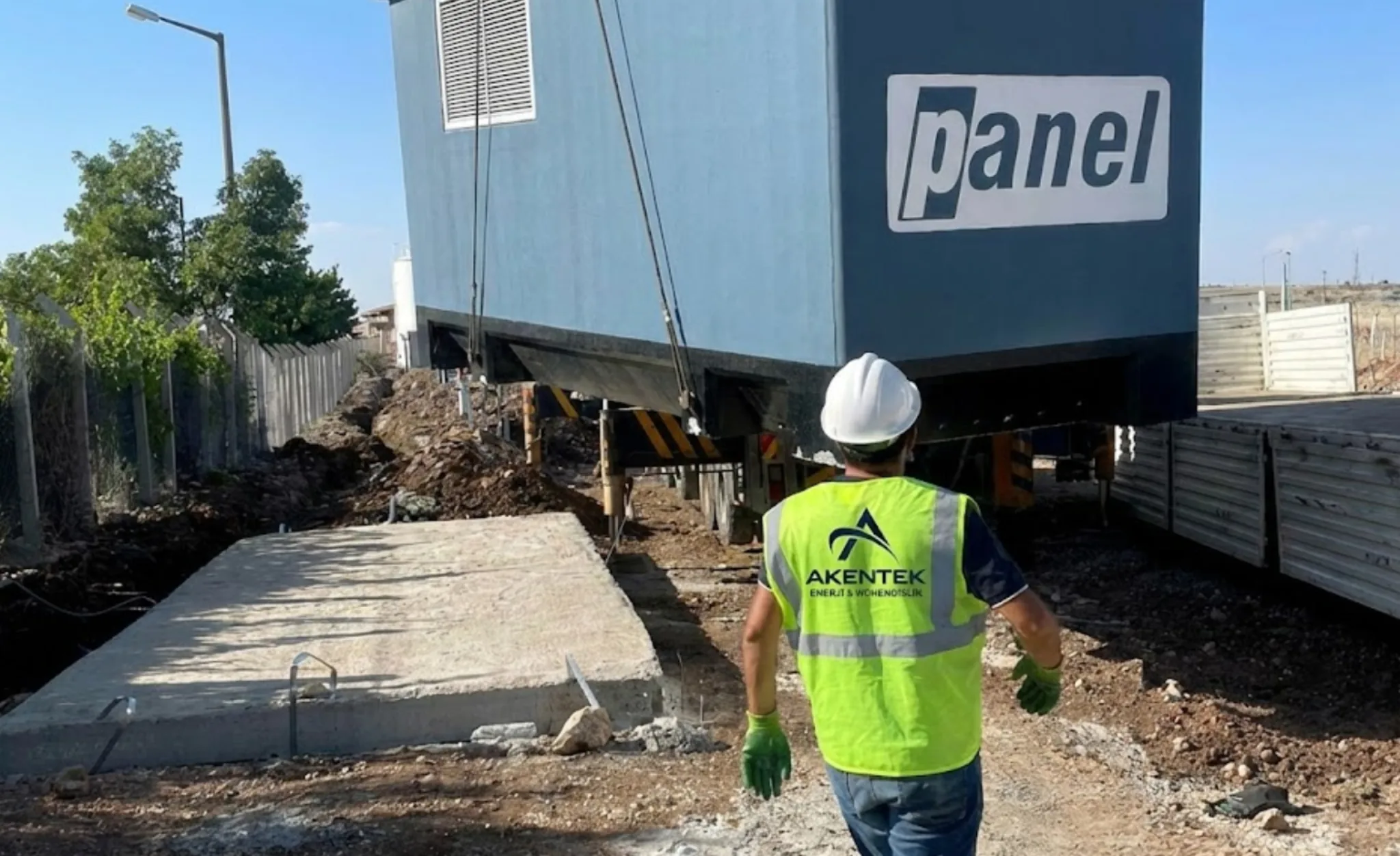 Modüler yapının beton kaide üzerine yaklaşımı ve saha kontrolü.